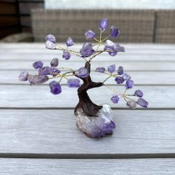 Eksklusivt dekorativt krystaltr� med ametystchips og snoede grene til meditation og ro