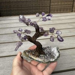 H�ndlavet unikt ametyst krystaltr� p� ametyst geode (5)