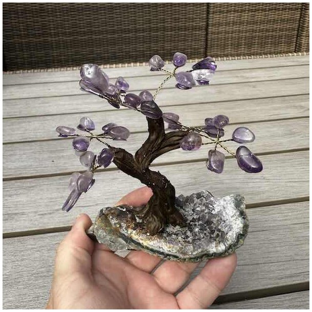 H�ndlavet unikt ametyst krystaltr� p� ametyst geode (5)