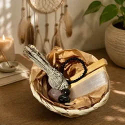 Krystals�t til renselse og beskyttelse med hvid salvie, palo santo, sort turmalin og selenit i kurv
