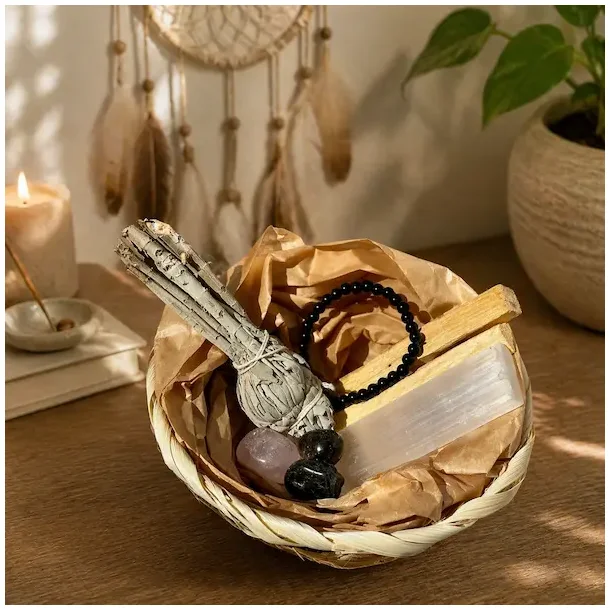 Krystals�t til renselse og beskyttelse med hvid salvie, palo santo, sort turmalin og selenit i kurv
