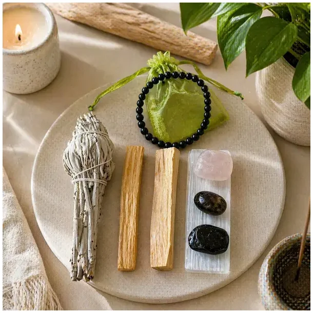 Krystals�t med hvid salvie, palo santo, sort turmalin og selenit til energirensning og beskyttelse
