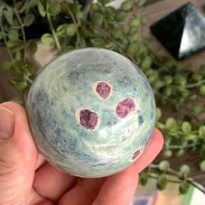 Kugle i fuschit med rubin UNIKA | M�l 6 cm