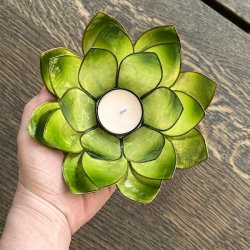 Stor hndlavet lotus fyrfadsstage i grn capiz skal  16 cm