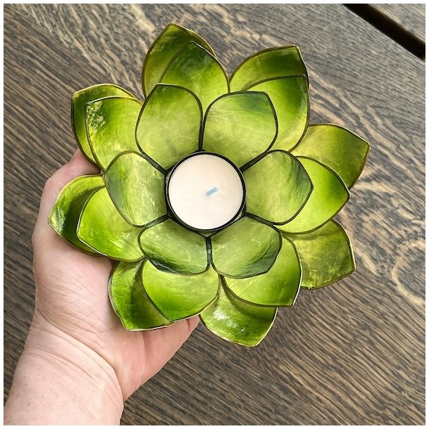 Stor hndlavet lotus fyrfadsstage i grn capiz skal  16 cm
