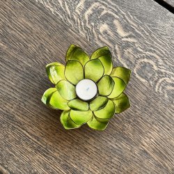 Stor hndlavet lotus fyrfadsstage i grn capiz skal  16 cm