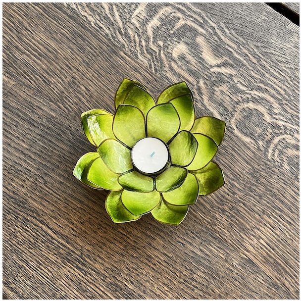Stor hndlavet lotus fyrfadsstage i grn capiz skal  16 cm