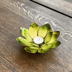 Stor hndlavet lotus fyrfadsstage i grn capiz skal  16 cm