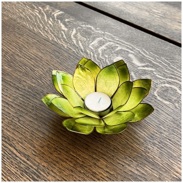Stor hndlavet lotus fyrfadsstage i grn capiz skal  16 cm