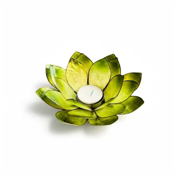 Stor h�ndlavet lotus fyrfadsstage i gr�n capiz skal � 16 cm