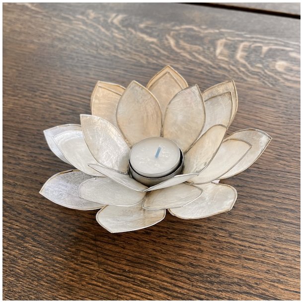 Stor hndlavet lotus fyrfadsstage i perlemorsfarvet capiz skal  16 cm