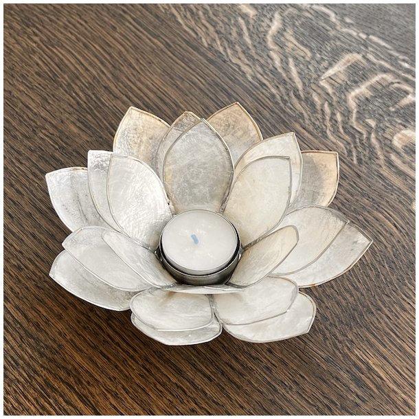 Stor hndlavet lotus fyrfadsstage i perlemorsfarvet capiz skal  16 cm