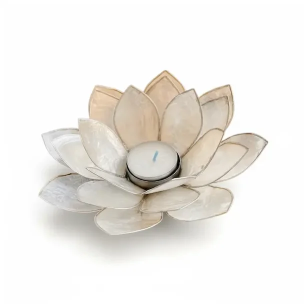 Stor hndlavet lotus fyrfadsstage i perlemorsfarvet capiz skal  16 cm