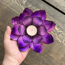 Stor h�ndlavet lotus fyrfadsstage i lilla capiz skal � 16 cm