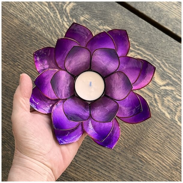 Stor h�ndlavet lotus fyrfadsstage i lilla capiz skal � 16 cm
