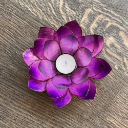 Stor h�ndlavet lotus fyrfadsstage i lilla capiz skal � 16 cm