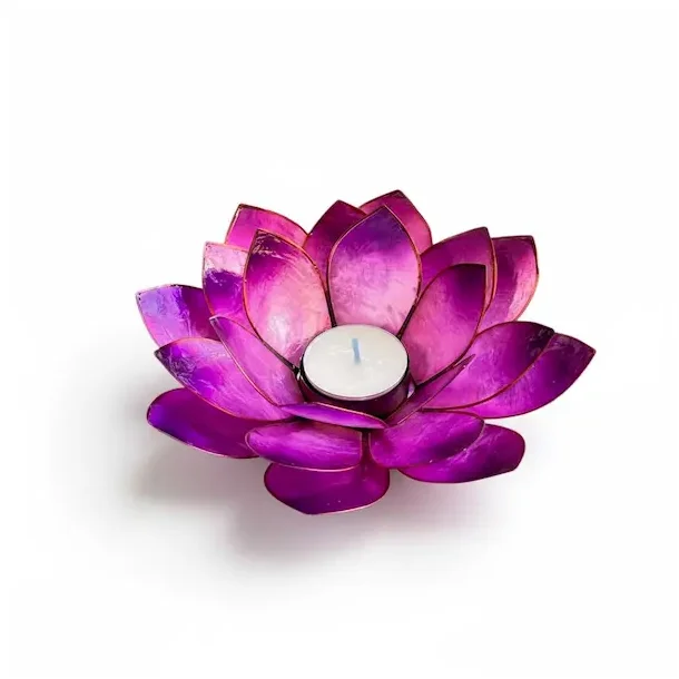 Stor h�ndlavet lotus fyrfadsstage i lilla capiz skal � 16 cm