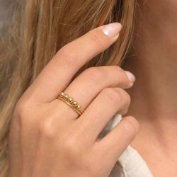 Guldfarvet stressring med flytbare kugler p� h�nd