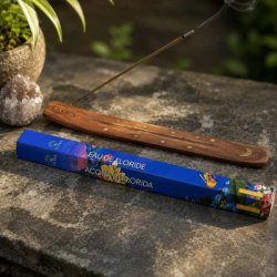 Terra Eau de Floride r�gelse p� stenbord ved siden af en r�gelsesholder med t�ndt r�gelsespind.