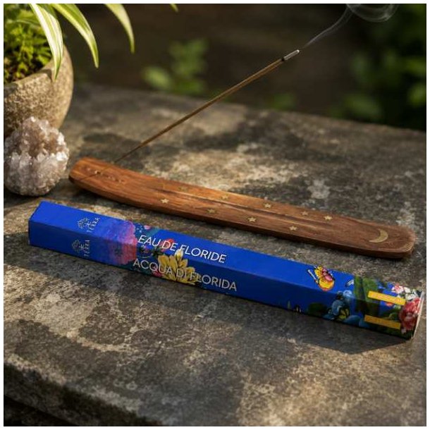 Terra Eau de Floride r�gelse p� stenbord ved siden af en r�gelsesholder med t�ndt r�gelsespind.