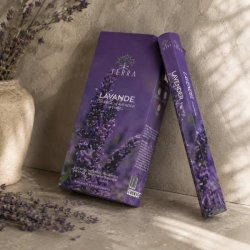 Terra lavendel r�gelse omgivet af t�rrede lavendelblomster &ndash; kulfri r�gelsespinde med beroligende lavendelduft.