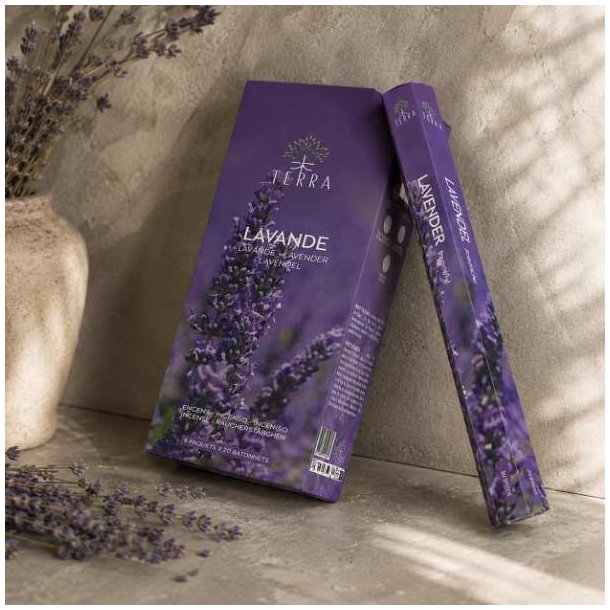 Terra lavendel r�gelse omgivet af t�rrede lavendelblomster &ndash; kulfri r�gelsespinde med beroligende lavendelduft.
