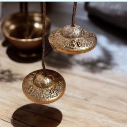Tibetanske Tingsha klokker i messing m. lotusblomst og AUM-symbol  Ml ca. 7,5 cm
