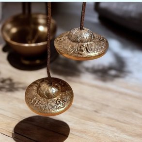Tibetanske Tingsha klokker i messing m. lotusblomst og AUM-symbol � M�l ca. 7,5 cm