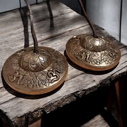 Tibetanske Tingsha klokker i messing m. lotusblomst og AUM-symbol  Ml ca. 7,5 cm