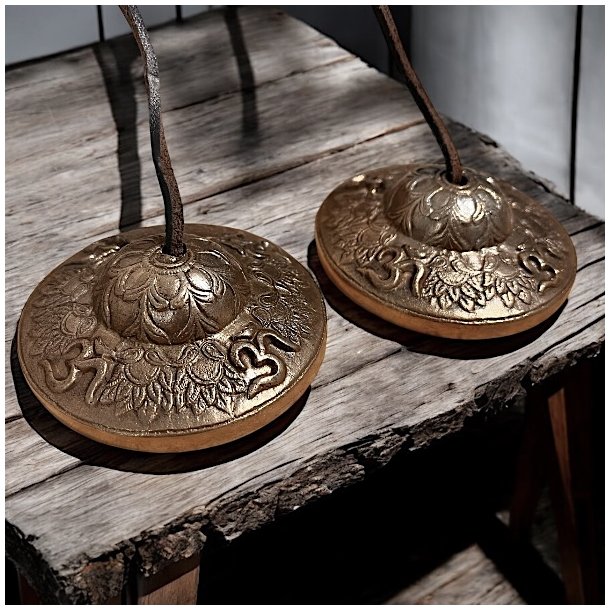 Tibetanske Tingsha klokker i messing m. lotusblomst og AUM-symbol  Ml ca. 7,5 cm