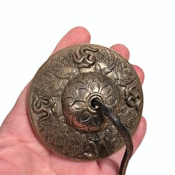 Tibetanske Tingsha klokker i messing m. lotusblomst og AUM-symbol  Ml ca. 7,5 cm