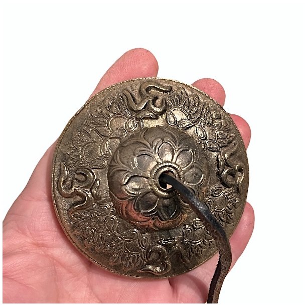 Tibetanske Tingsha klokker i messing m. lotusblomst og AUM-symbol  Ml ca. 7,5 cm
