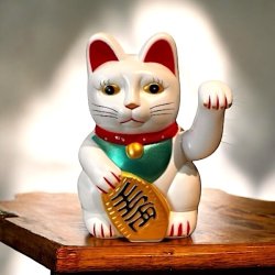 Stor Hvid Lucky Cat Maneki Neko (18 cm)  bring held, velstand og harmoni ind i dit liv.