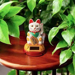 Hvid Lucky Cat Maneki Neko  bring held, velstand og harmoni ind i dit liv.