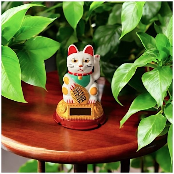 Hvid Lucky Cat Maneki Neko  bring held, velstand og harmoni ind i dit liv.