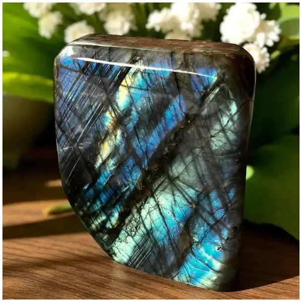 Stor unik helpoleret Labradorit freeform med magisk flash  1205 g  11,5 x 10,3 cm