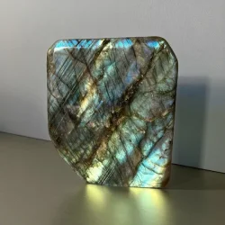 Stor unik helpoleret Labradorit freeform med magisk flash  1205 g  11,5 x 10,3 cm