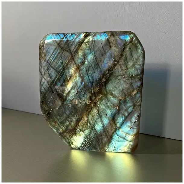 Stor unik helpoleret Labradorit freeform med magisk flash  1205 g  11,5 x 10,3 cm