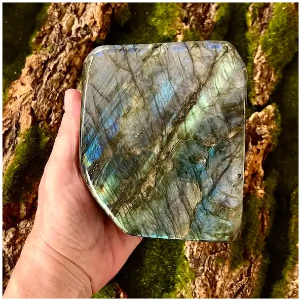 Stor unik helpoleret Labradorit freeform med magisk flash  1205 g  11,5 x 10,3 cm