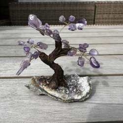 H�ndlavet unikt ametyst krystaltr� p� ametyst geode (5)