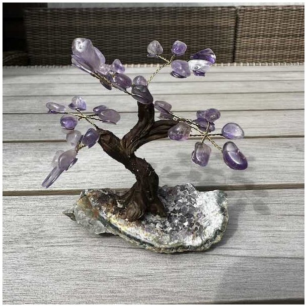 H�ndlavet unikt ametyst krystaltr� p� ametyst geode (5)