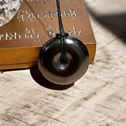 Poleret Pi-stens Vedh�ng i shungit m. sn�re � � 3 cm