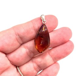 Nikkelfri Vedhng i gte Baltisk Rav - Ml ca. 3 - 3,5 cm