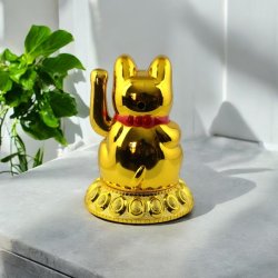 Guldfarvet Maneki Neko � symbolet p� held, rigdom og god energi.