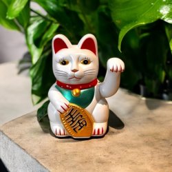 Hvid Lucky Cat Maneki Neko (15 cm)  bring held, velstand og harmoni ind i dit liv.