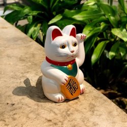 Hvid Lucky Cat Maneki Neko (15 cm)  bring held, velstand og harmoni ind i dit liv.