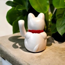 Hvid Lucky Cat Maneki Neko (15 cm)  bring held, velstand og harmoni ind i dit liv.