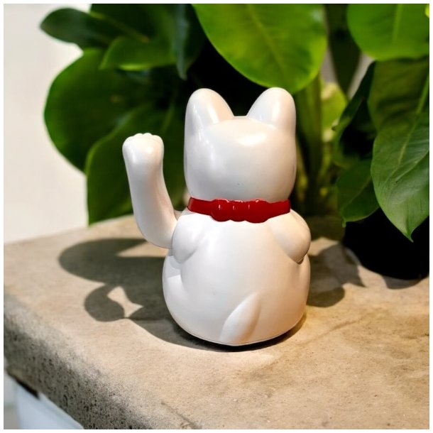 Hvid Lucky Cat Maneki Neko (15 cm)  bring held, velstand og harmoni ind i dit liv.