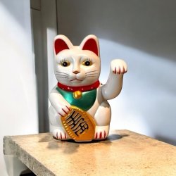 Hvid Lucky Cat Maneki Neko (15 cm)  bring held, velstand og harmoni ind i dit liv.