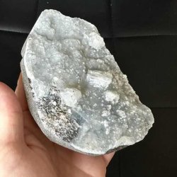 Zeolit med chalcedon og smukke krystaller p� naturlig matrix fra Indien
